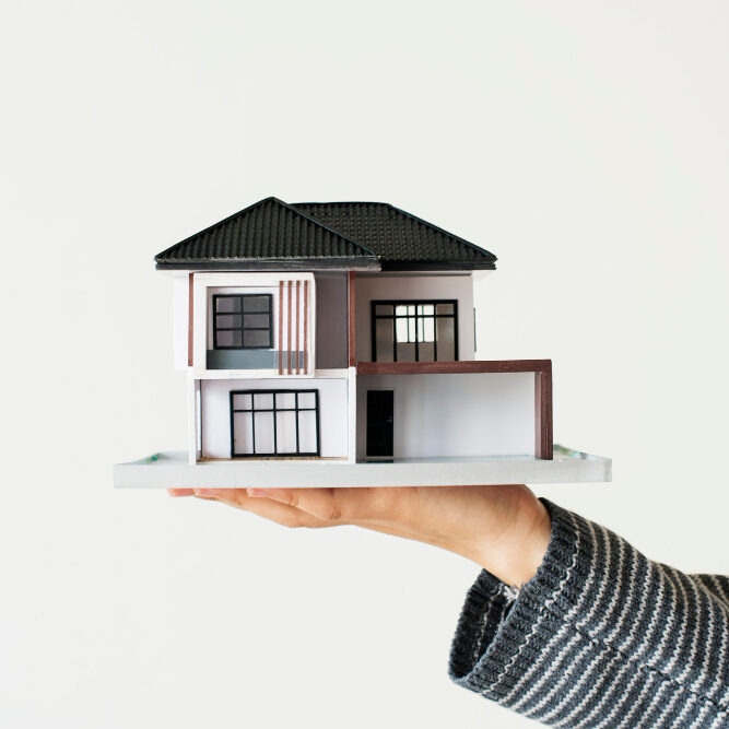 mano-que-presenta-casa-modelo-campana-prestamos-hipotecarios